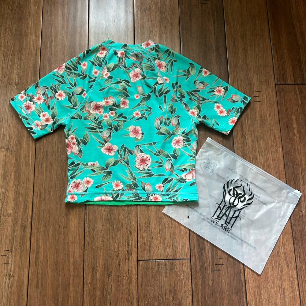 SOLD We Are HAH T’s Me Rash Guard Crop Top | XS | Leaf Me Alone - Picture 5 of 5